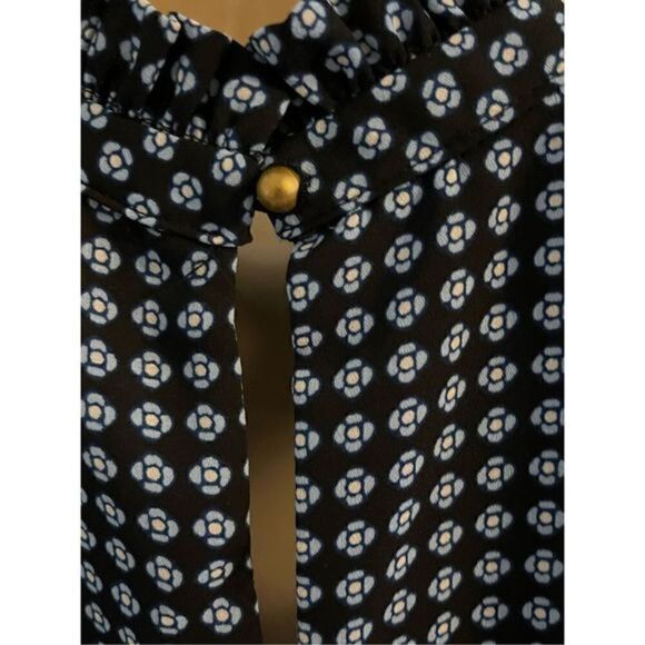 Who What Wear Navy Blue Sleeveless Top. High neck. Size XS - Picture 4 of 5